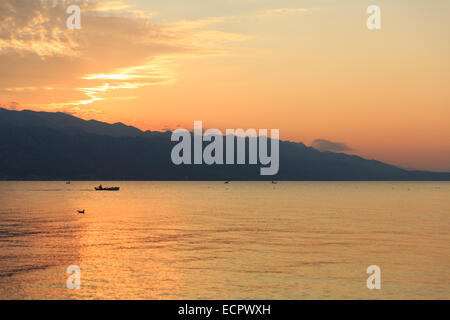 Pag Croatie coucher du soleil l'eau de mer pont velebit razanac Banque D'Images