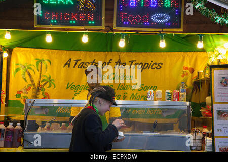 L'Irlande du Nord, Belfast, Noël, marché international de l'alimentation dans l'enceinte de l'hôtel de ville. Banque D'Images