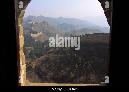 La Grande Muraille de Chine près de Simatai dans le Nord de la Chine : Produits Sunny Photo de la prise murale de l'intérieur d'une tour Banque D'Images