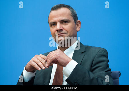 Berlin, Allemagne. Dec 18, 2014. Ancien membre du SPD du parlement allemand Sebastian Edathy arrive à la conférence de presse pour faire une déclaration avant son témoignage devant le comité d'investigation à Berlin, Allemagne, 18 décembre 2014. Photo : Maurizio Gambarini/dpa/Alamy Live News Banque D'Images