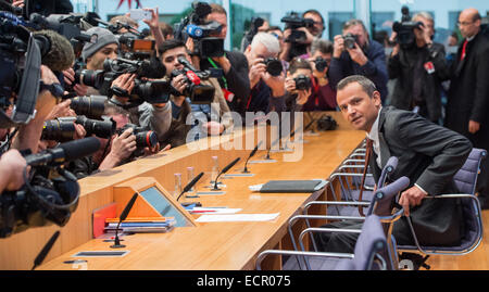Berlin, Allemagne. Dec 18, 2014. Ancien membre du SPD du parlement allemand Sebastian Edathy arrive à la conférence de presse pour faire une déclaration avant son témoignage devant le comité d'investigation à Berlin, Allemagne, 18 décembre 2014. Photo : Maurizio Gambarini/dpa/Alamy Live News Banque D'Images