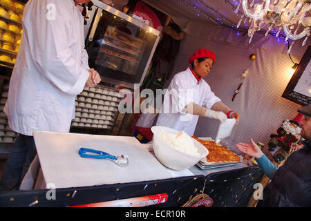 L'Irlande du Nord, Belfast, Noël, marché international de l'alimentation dans l'enceinte de l'hôtel de ville. Banque D'Images