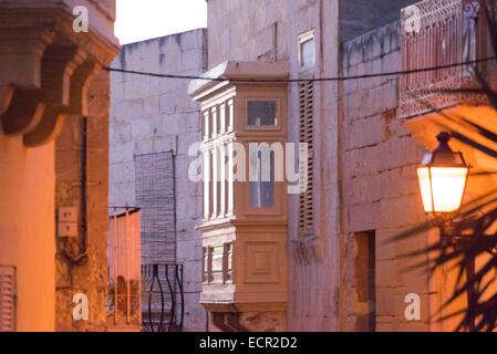 Balcons en bois traditionnelle maltaise à Birgu, Malte Banque D'Images