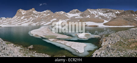 Il s'agit d'une vue panoramique de l'Anti-Taurus Karagol (terre de table (montagnes Aladaglar) - Turquie). Des blocs de glace flottent sur le lac. Banque D'Images
