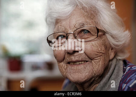 Femme de 93 ans, une maison de soins infirmiers, portrait Banque D'Images