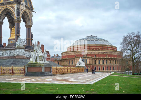 Londres, Royaume-Uni - 17 DÉCEMBRE : passé Albert Memorial statues avec Royal Albert Hall en arrière-plan, à Kensington Ga Banque D'Images