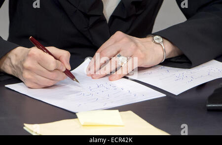 Berlin, Allemagne. Dec 18, 2014. Un sténographe écrit que la chancelière allemande Angela Merkel propose une déclaration du gouvernement sur l'approche du sommet de l'UE au parlement allemand (Bundestag) à Berlin, Allemagne, 18 décembre 2014. Photo : Tim Brakemeier/dpa/Alamy Live News Banque D'Images