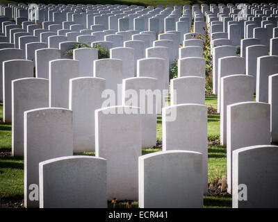 Les pierres tombales à la première guerre mondiale le cimetière de Hooge Crater, Ypres, Belgique. Banque D'Images