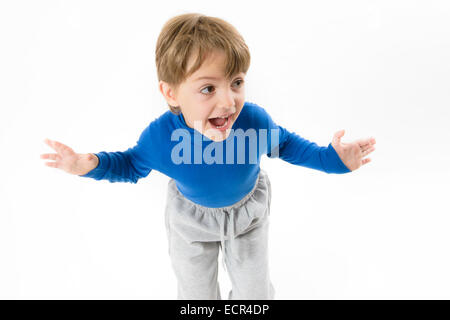 Funny boy criant à bras ouverts isolated on white Banque D'Images