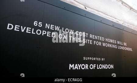 Faible coût de construction soutenue par le maire de Londres construction site signe sur Broadwick Street à Soho Londres KATHY DEWITT Banque D'Images