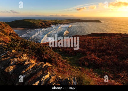 Coucher de soleil sur baie à Muckross, Kilcar, comté de Donegal, en République d'Irlande, Europe. Décembre 2014 Banque D'Images