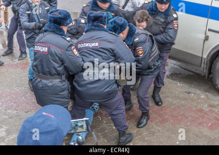 Moscou, Russie. Au 18 décembre, 2014. Plus d'une douzaine de militants détenus sur leur façon de le président russe Poutine conférence de presse à Moscou, le 18 décembre 2014 Crédit : Elkhan Mamedov/Alamy Live News Banque D'Images