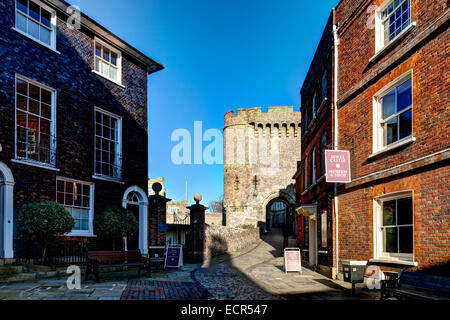 Le Barbican Gate et entrée du château, Château de Lewes, Lewes, dans le Sussex, Angleterre Banque D'Images