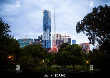 Melbourne, Australie - 20 décembre - le célèbre Melbourne Arts Centre et Eureka Tower de Alexandra Gardens au crépuscule sur Décembre Banque D'Images