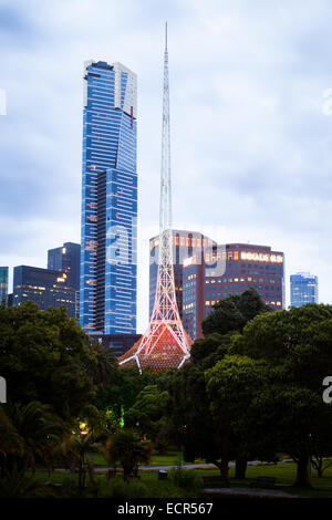 Melbourne, Australie - 20 décembre - le célèbre Melbourne Arts Centre et Eureka Tower de Alexandra Gardens au crépuscule sur Décembre Banque D'Images