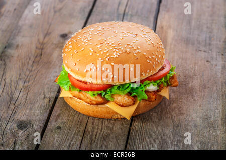 Hamburger au poulet et fromage sur une surface en bois Banque D'Images