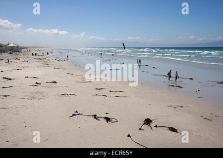 Les gens s'amuser au soleil sur Muizenberg beach front près du Cap. Banque D'Images
