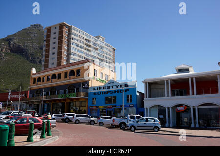 Surf Shop et African Soul Surfer Backpackers dans Beach Road, Surfer's Corner, Muizenberg, Afrique du Sud. Banque D'Images