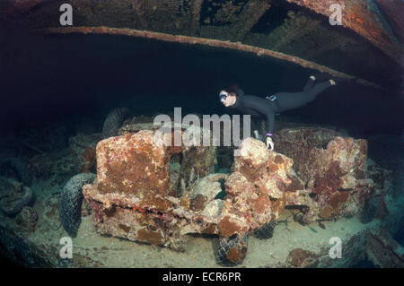 Freediver dives sur l'épave du SS Thistlegorm (British Armed Merchant Navy Ship), Red Sea, Egypt Banque D'Images