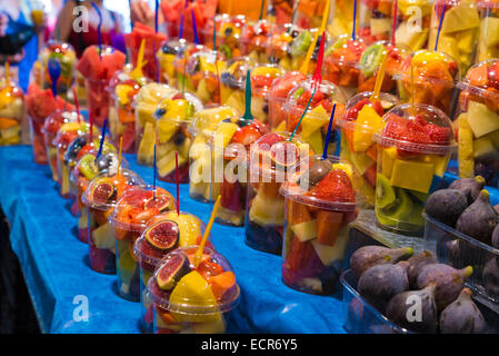 Fruits coupés prêts à prendre sur le marché de la boqueria à Barcelone, Espagne, ​​Catalonia Banque D'Images
