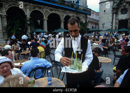 Serveur au Restaurant El Patio dans Plaze de la Catedral desservant les Mojitos, La Vieille Havane, Cuba Banque D'Images