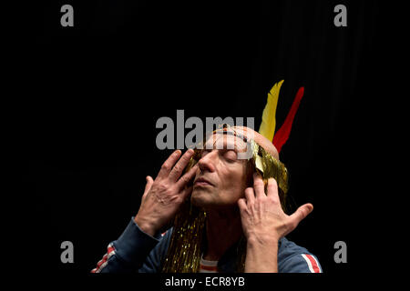 Dresde, Allemagne. Dec 18, 2014. Acteur russe Anton Adassinsky parle de la nouvelle pièce "Aerocraft' par le Dance Theatre company 'Derevo Dresden-St.Petersburg' au cours d'une conférence de presse au Festspielhaus Hellerau à Dresde, Allemagne, 18 décembre 2014. Par la fin de l'année, le théâtre invite une nouvelle fois pour le projet "zwischen den Zeiten" (entre temps). Cette ans Aerocraft 'premiere' traite de la créativité humaine, la conquête du ciel et les événements de la Première Guerre mondiale. C'est à deticated Jaques-Dalcroze, qui a dû fuir l'Allemagne il y a 100 ans. PHOTO : ARNO BURGI/dpa/Alamy Live News Banque D'Images