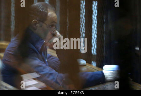 Le Caire, Égypte. 25Th Dec, 2014. Gamal Moubarak, le fils de l'ancien président Hosni Moubarak est assis dans une cage d'audience au Caire, le 18 décembre 2014. Les deux fils de l'ancien président étaient de retour devant les tribunaux face à des accusations de manipulation du marché boursier Crédit : Stringer/APA/Images/fil ZUMA Alamy Live News Banque D'Images