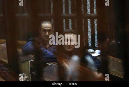 Le Caire, Égypte. 25Th Dec, 2014. Alaa et Gamal Moubarak, fils de l'ancien président Hosni Moubarak s'asseoir dans une cage d'audience au Caire, le 18 décembre 2014. Les deux fils de l'ancien président étaient de retour devant les tribunaux face à des accusations de manipulation du marché boursier Crédit : Stringer/APA/Images/fil ZUMA Alamy Live News Banque D'Images