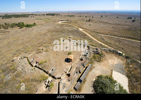 Tranchées sur une colline proche de la frontière syrienne sur le plateau du Golan en Israël, vestiges de la guerre du Kippour en 1973 Banque D'Images