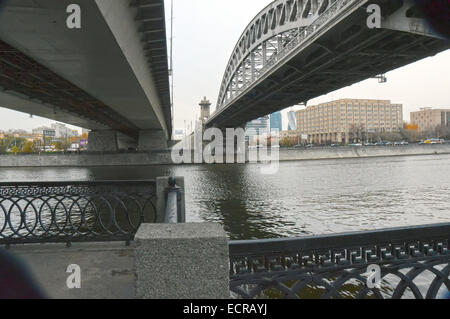 Andreevsky (Pushkinsky) - passerelle pour piétons Le Soir Banque D'Images