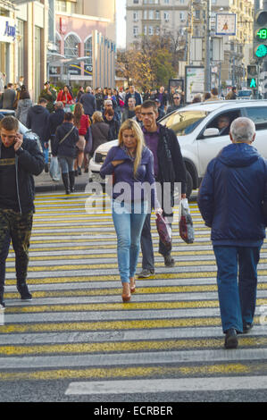 Rue de Moscou. Passage pour piétons près du centre de l'Atrium Soirée Trafic Banque D'Images