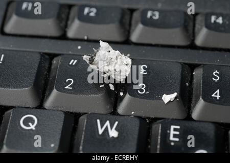 Cendres de cigarette tombée sur le clavier de l'ordinateur Banque D'Images