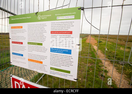 Réparation des dommages causés à la mer côtière défense en Blakeney, Norfolk par la tempête de décembre 2013. Banque D'Images