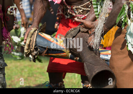 En Mélanésie, la Papouasie-Nouvelle-Guinée, région de la rivière Sepik, Murik Lakes, Karau Village. Village traditionnel sing-sing. Banque D'Images