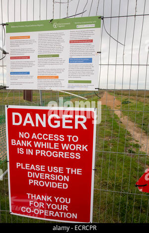 Réparation des dommages causés à la mer côtière défense en Blakeney, Norfolk par la tempête de décembre 2013. Banque D'Images