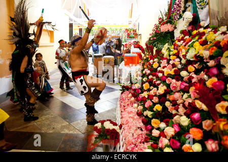 Danseurs aztèques bénir les vendeurs de fleurs dans le magasin de fleurs, du centre-ville de Los Angeles, Californie, États-Unis d'Amérique Banque D'Images