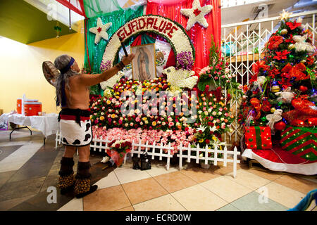 Danseurs aztèques bénir les vendeurs de fleurs dans le magasin de fleurs, du centre-ville de Los Angeles, Californie, États-Unis d'Amérique Banque D'Images