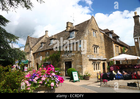 Une maison en pierre de Cotswold avec un modèle d'exposition ferroviaire signe. Banque D'Images