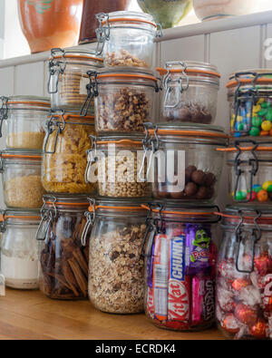 Les aliments secs assortis et des chocolats dans des bocaux empilés kilner Banque D'Images