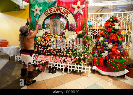 Danseurs aztèques bénir les vendeurs de fleurs dans le magasin de fleurs, du centre-ville de Los Angeles, Californie, États-Unis d'Amérique Banque D'Images