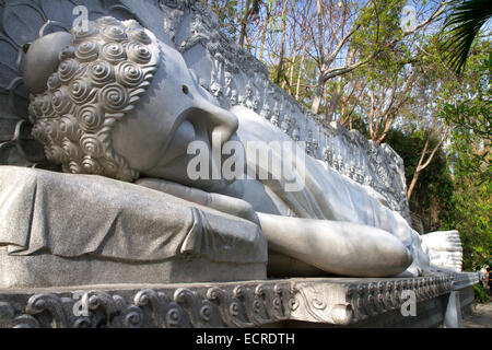 Bouddha couché au long fils Temple bouddhiste à Nha Trang, Vietnam. Banque D'Images