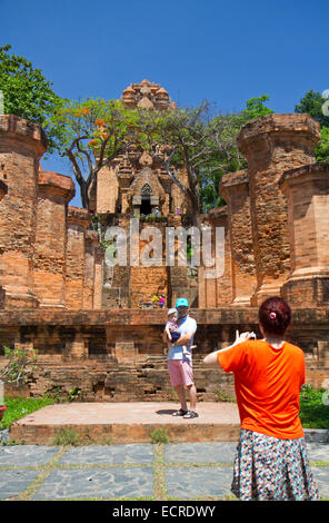 Po Nagar Cham tower est un temple situé dans la cité médiévale de Kauthara près de Nha Trang, Vietnam. Banque D'Images