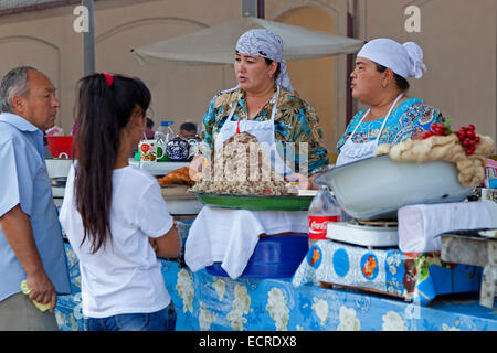 La vente des femmes / naryn norin, Ouzbek plat de pâte fraîche de la main des nouilles et de la viande de cheval, Bazar Chorsu, Tachkent, Ouzbékistan Banque D'Images