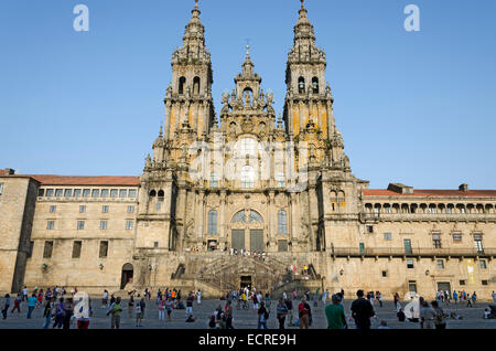 SANTIAGO DE COMPOSTELA, ESPAGNE - 8 septembre 2012 : certaines personnes à pied avant de la façade principale, appelée l'Obradoiro, dans le cathedr Banque D'Images