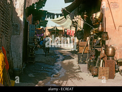 MARRAKECH, MAROC - AOÛT, 1979 : les gens marcher dans une rue commerçante de la médina d'une ville d'Afrique du Nord, août 1979 je Banque D'Images