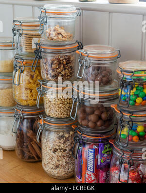 Les aliments secs assortis et des chocolats dans des bocaux empilés kilner Banque D'Images