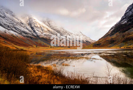 Réflexions du Loch Achtriochtan en Ecosse UK Banque D'Images