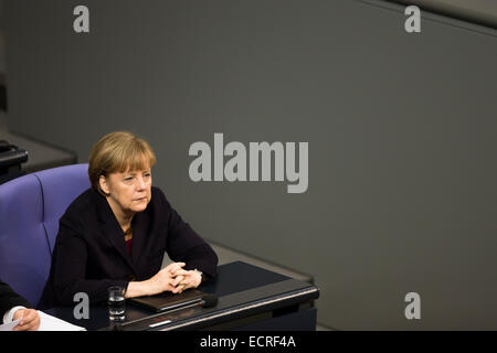 Berlin, Allemagne. Dec 18, 2014. Livraison d'une déclaration gouvernementale par la chancelière allemande Angela Merkel -pour le prochain Conseil européen les 18 et 19 décembre à Bruxelles 2014 au Bundestag, le 18 décembre 2014 à Berlin, Allemagne. Photo : la Chancelière Angela Merkel (CDU). Credit : Reynaldo Chaib Paganelli/Alamy Live News Banque D'Images