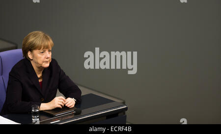 Berlin, Allemagne. Dec 18, 2014. Livraison d'une déclaration gouvernementale par la chancelière allemande Angela Merkel -pour le prochain Conseil européen les 18 et 19 décembre à Bruxelles 2014 au Bundestag, le 18 décembre 2014 à Berlin, Allemagne. Photo : la Chancelière Angela Merkel (CDU). Credit : Reynaldo Chaib Paganelli/Alamy Live News Banque D'Images