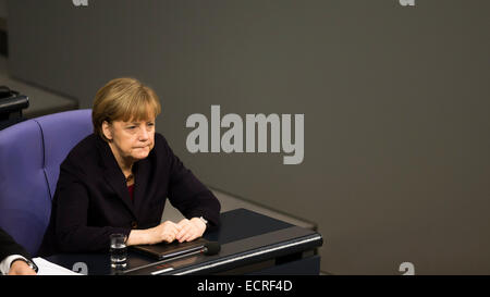 Berlin, Allemagne. Dec 18, 2014. Livraison d'une déclaration gouvernementale par la chancelière allemande Angela Merkel -pour le prochain Conseil européen les 18 et 19 décembre à Bruxelles 2014 au Bundestag, le 18 décembre 2014 à Berlin, Allemagne. Photo : la Chancelière Angela Merkel (CDU). Credit : Reynaldo Chaib Paganelli/Alamy Live News Banque D'Images